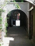 819286 Gezicht in de toegang tot de Bisschopshof te Utrecht, tussen de panden Domplein 21 en 22; op de achtergrond het ...